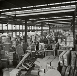 168341 Interieur van de goederenloods van Van Gend & Loos aan de Cruquiuskade te Amsterdam.